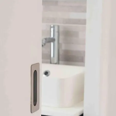 L'escale - Annee70 - Retro - Face A La Gare - Lesvoyagescolores